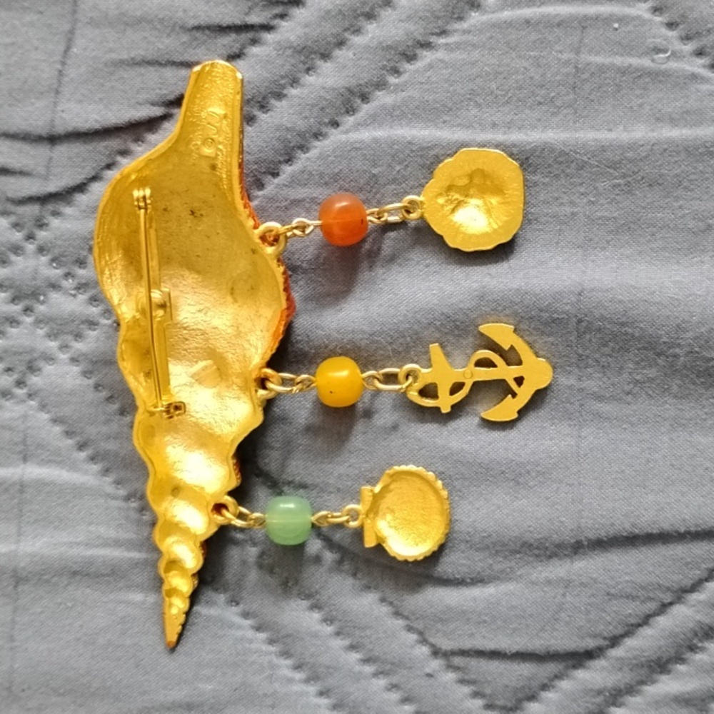 Cute Shell Brooch - Picture 2 of 5